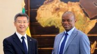 Brice Oligui Nguema échange avec l’ambassadeur de Chine et des entrepreneurs militaires chinois
