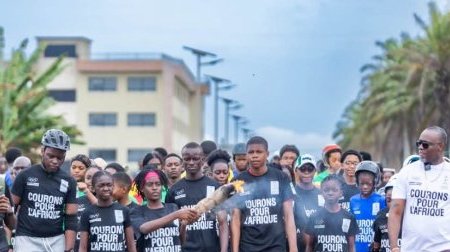 JOJ Dakar 2026&nbsp;: Près de 500 jeunes célèbrent la flamme olympique à Akanda