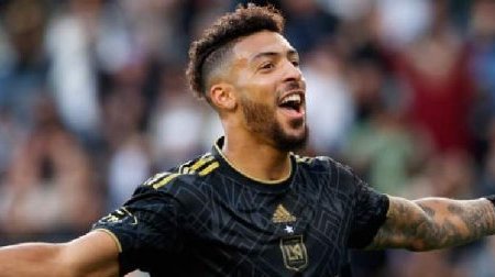 Mercato OM : La piste Denis Bouanga activée pour reformer le duo avec Aubameyang ?

