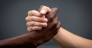 Pour l’égalité, le respect et la dignité, nous devons «&nbsp;parler d’une seule voix&nbsp;» contre le racisme