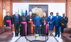 Le Cardinal Pietro Parolin reçu en audience à Libreville au palais présidentiel gabonais