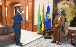 Ali Bongo reçoit le nouveau président de la HAC Germain Ngoyo Moussavou