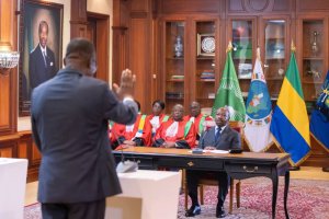 Prestation de serment&nbsp;: Ali Bongo reçoit celui de son ministre délégué au Transport