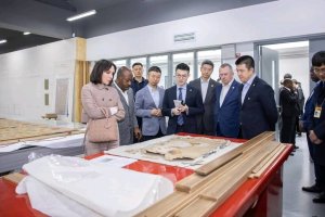 Ali Bongo visite le musée du Palais impérial de Chine et une usine de fournitures militaires