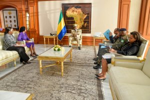 Brice Clotaire Oligui Nguema échange avec les ministres du Travail et du Commerce
