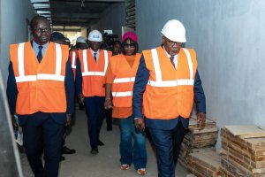 Akure-Davain inspecte l’ENM et le chantier de l’annexe du tribunal de Libreville