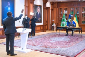 Ali Bongo reçoit le serment des membres du Haut-Commissariat de la République