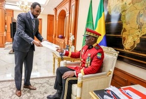 Un émissaire du président tchadien reçu en audience par Oligui Nguema